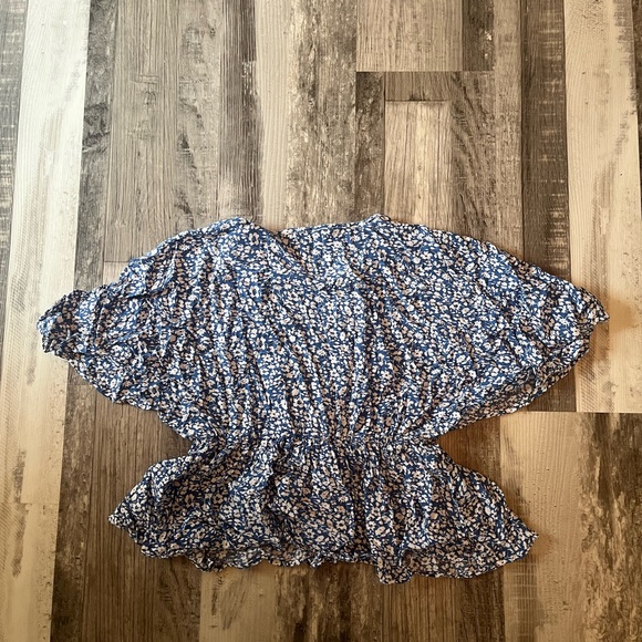 Floral V-Neck Ruffle Top - Picture 4 of 4